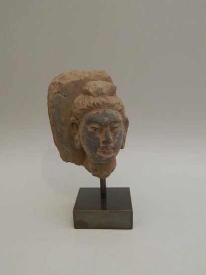 Tête de Bouddha en schiste. H : 11.5 cm....