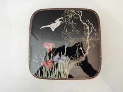 Boîte carrée en bronze et émaux cloisonnés...
