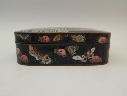 Boîte carrée en bronze et émaux cloisonnés...