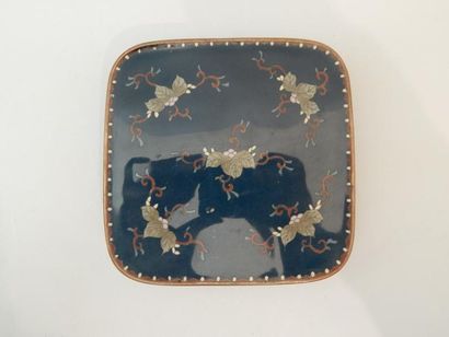 Boîte carrée en bronze et émaux cloisonnés...