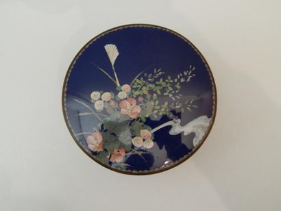 Boîte ronde en bronze et émaux cloisonnés...