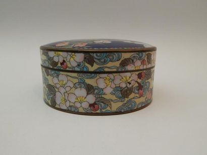 Boîte ronde en bronze et émaux cloisonnés...