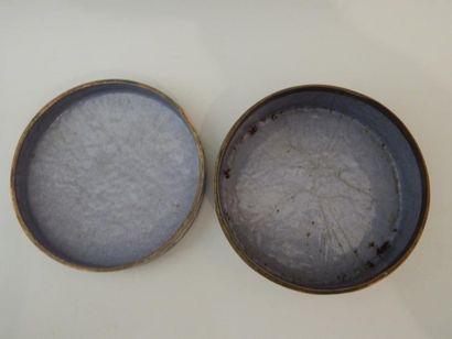 Boîte ronde en bronze et émaux cloisonnés...