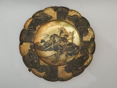 Deux assiettes en métal doré à décor de samouraï....