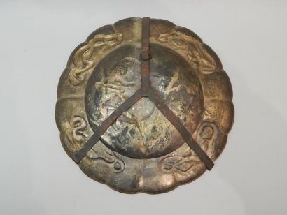 Deux assiettes en métal doré à décor de samouraï....