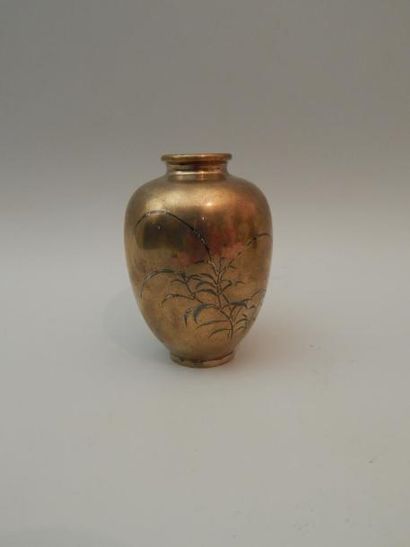 Vase en bronze doré à décor niellé de fleurs....