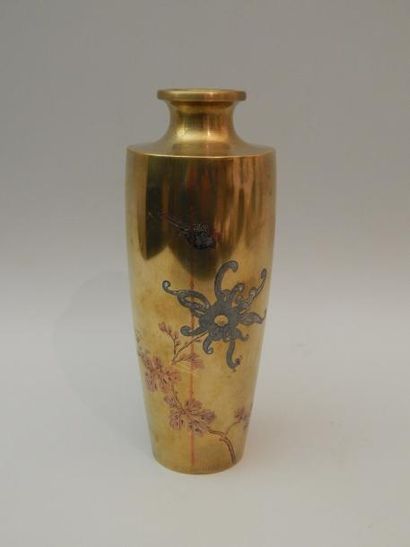 Vase en bronze doré à décor niellé de fleurs...