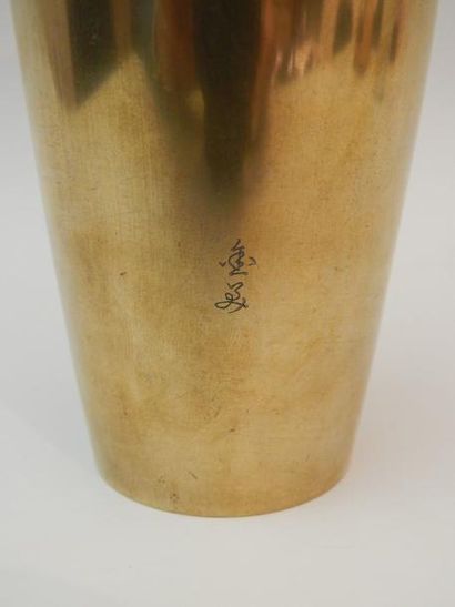 Vase en bronze doré à décor niellé de fleurs...