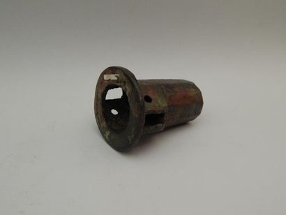 Moyeu de roue de char en bronze. L : 10.5...