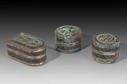 Trois boites couvertes en laque et bronze...