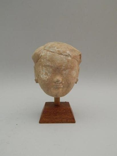 118 bis. Tête de dame de cour en terre cuite....