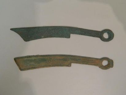 Deux pièces de monnaie en bronze en forme...