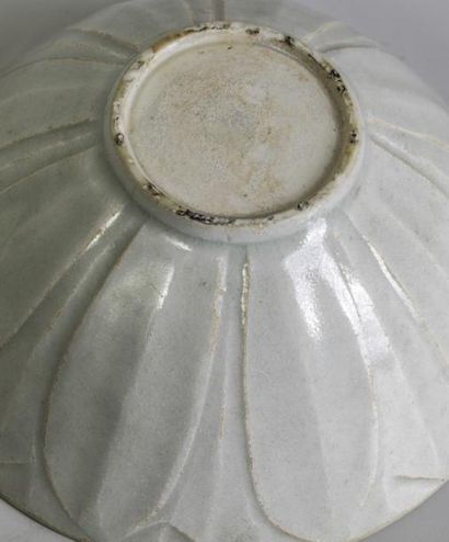 Coupe en grès sous couverte à décor de pétales....