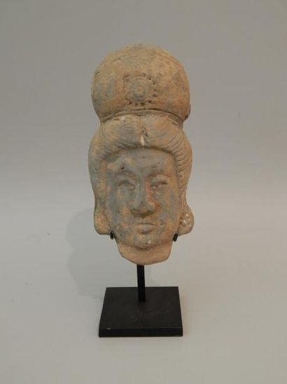 Visage de femme en terre cuite. H : 16 cm....