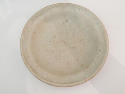 Coupe en grès émaillé céladon à décor gravé...