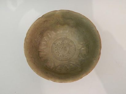 Bol au bord lobé, en grés porcelaineux émaillé...