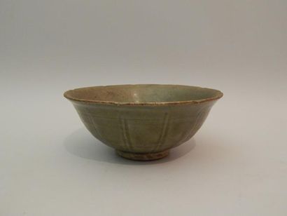 Bol au bord lobé, en grés porcelaineux émaillé...