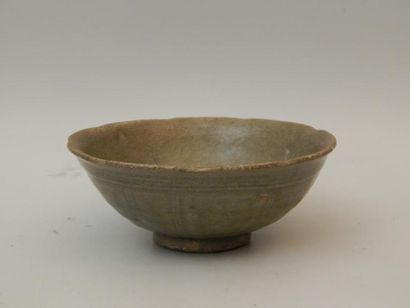 Bol au bord lobé, en grés porcelaineux émaillé...