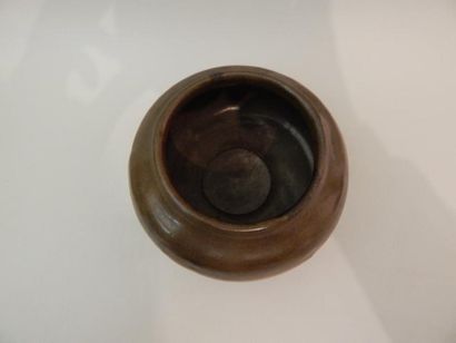 Pot sphérique à petit col, en grés à glaçure...