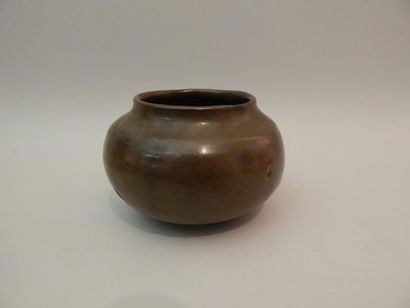 Pot sphérique à petit col, en grés à glaçure...