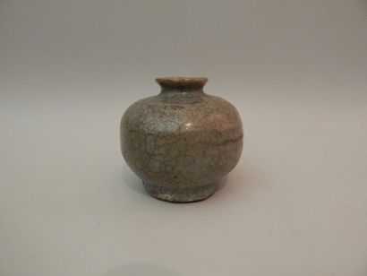 Pot sphérique en grés émaillé céladon à craquelures...