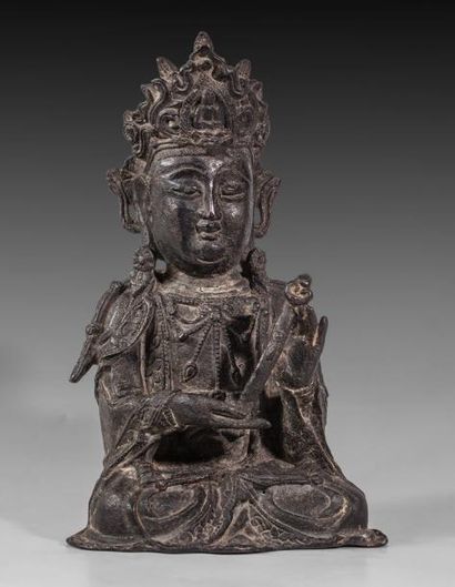 Guanyin assise tenant un ruyi, à la couronne...