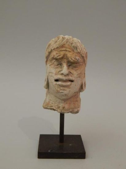 Tête de démon en stuc. H : 6.5 cm. GANDHARA...