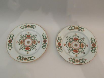 Paire d’assiettes en porcelaine à décor “famille...