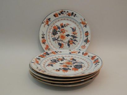 Cinq assiettes en porcelaine à décor “Imari”...
