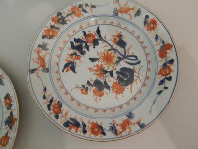 Cinq assiettes en porcelaine à décor “Imari”...