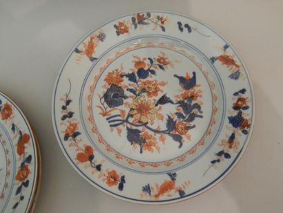 Cinq assiettes en porcelaine à décor “Imari”...