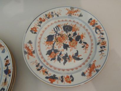 Cinq assiettes en porcelaine à décor “Imari”...