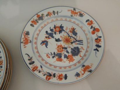 Cinq assiettes en porcelaine à décor “Imari”...