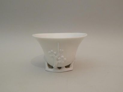 Coupe en porcelaine “blanc de Chine” à décor...