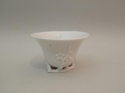 Coupe en porcelaine “blanc de Chine” à décor...