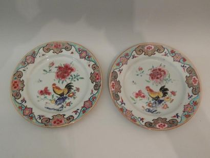 Paire d’assiettes en porcelaine à décor “famille...