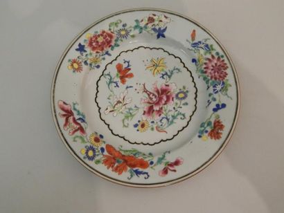 Assiette en porcelaine à décor “famille rose”...