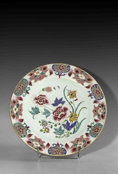 Plat en porcelaine à décor “famille rose”...