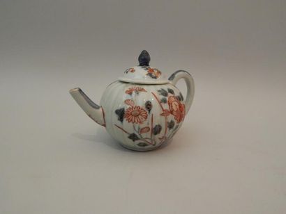 Théière couverte en porcelaine à décor “Imari”...