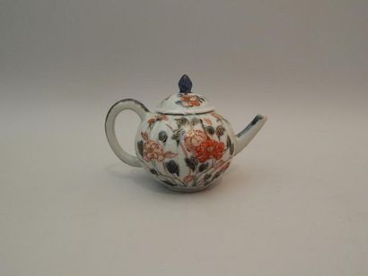 Théière couverte en porcelaine à décor “Imari”...