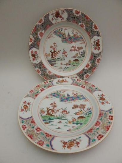158 bis. Paire d’assiettes en porcelaine...
