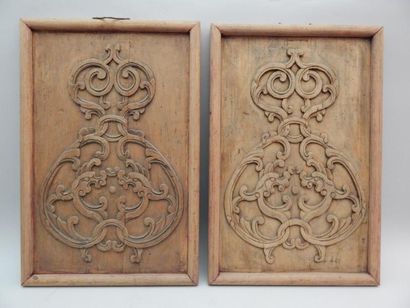 Deux panneaux en bois sculptés d’entrelacs....