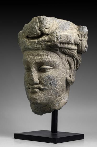 Visage de Bodhisattva au turban en schiste....