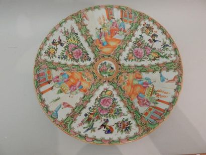 Plat canton en porcelaine famille rose. D :...