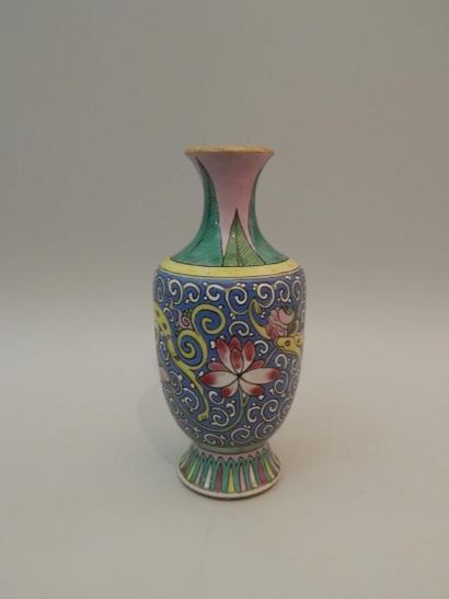 Vase balustre en porcelaine à décor “famille...