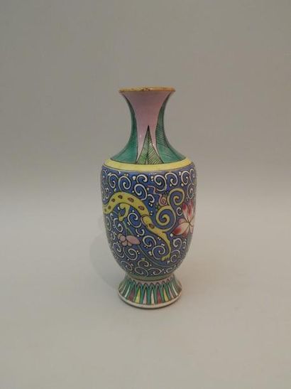 Vase balustre en porcelaine à décor “famille...