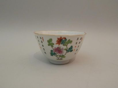 Bol en porcelaine à décor “famille rose”...