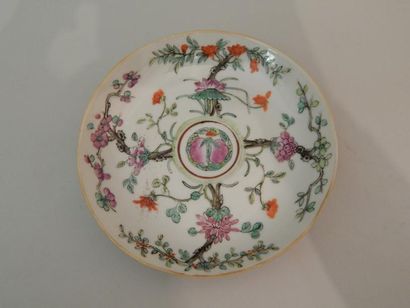 Coupe ourlée en porcelaine à décor “famille...