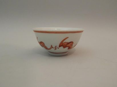 Bol en porcelaine à décor rouge et or de...