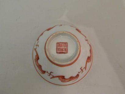 Bol en porcelaine à décor rouge et or de...